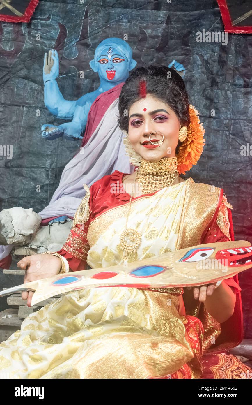 kali Puja Look Fotoshooting basiert auf Festival mit ethnischem Look. Wie Ein Gesicht von Hindu verheiratet woman.front von einem Idol, Happy Navratri, indische Kultur. Stockfoto