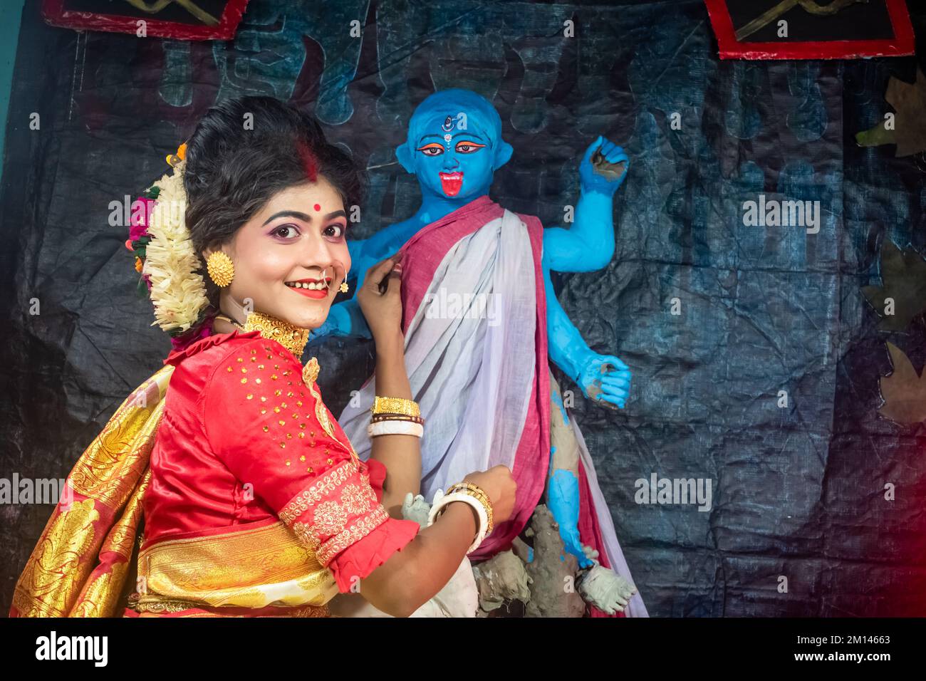 kali Puja Look Fotoshooting basiert auf Festival mit ethnischem Look. Wie Ein Gesicht von Hindu verheiratet woman.front von einem Idol, Happy Navratri, indische Kultur. Stockfoto