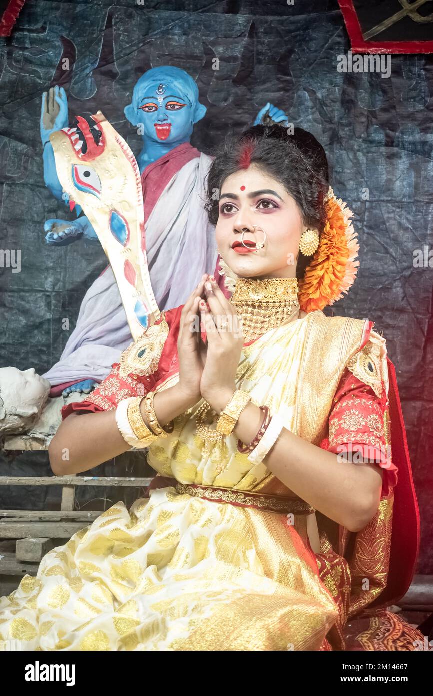 kali Puja Look Fotoshooting basiert auf Festival mit ethnischem Look. Wie Ein Gesicht von Hindu verheiratet woman.front von einem Idol, Happy Navratri, indische Kultur. Stockfoto