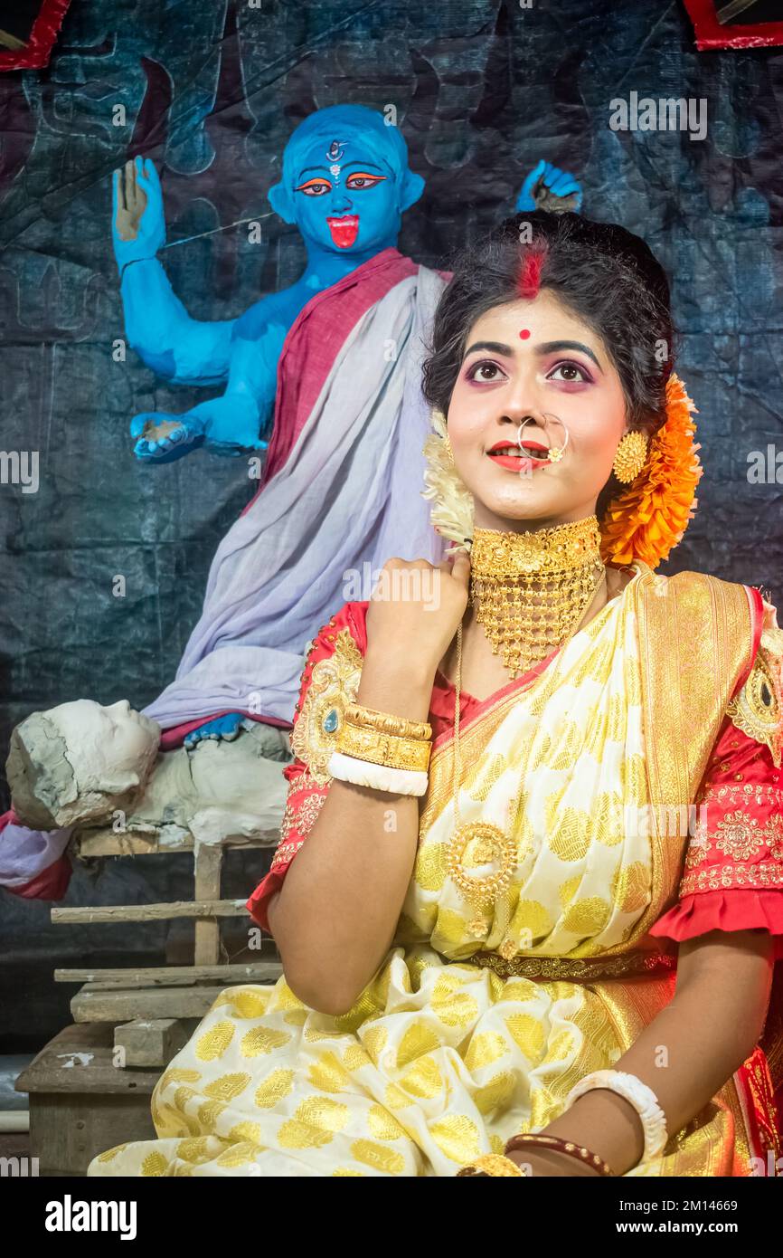 kali Puja Look Fotoshooting basiert auf Festival mit ethnischem Look. Wie Ein Gesicht von Hindu verheiratet woman.front von einem Idol, Happy Navratri, indische Kultur. Stockfoto