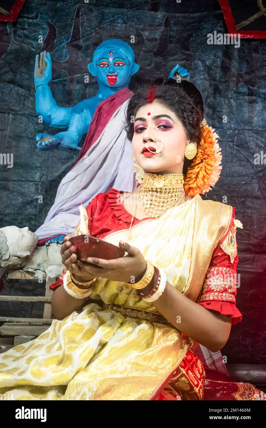 kali Puja Look Fotoshooting basiert auf Festival mit ethnischem Look. Wie Ein Gesicht von Hindu verheiratet woman.front von einem Idol, Happy Navratri, indische Kultur. Stockfoto