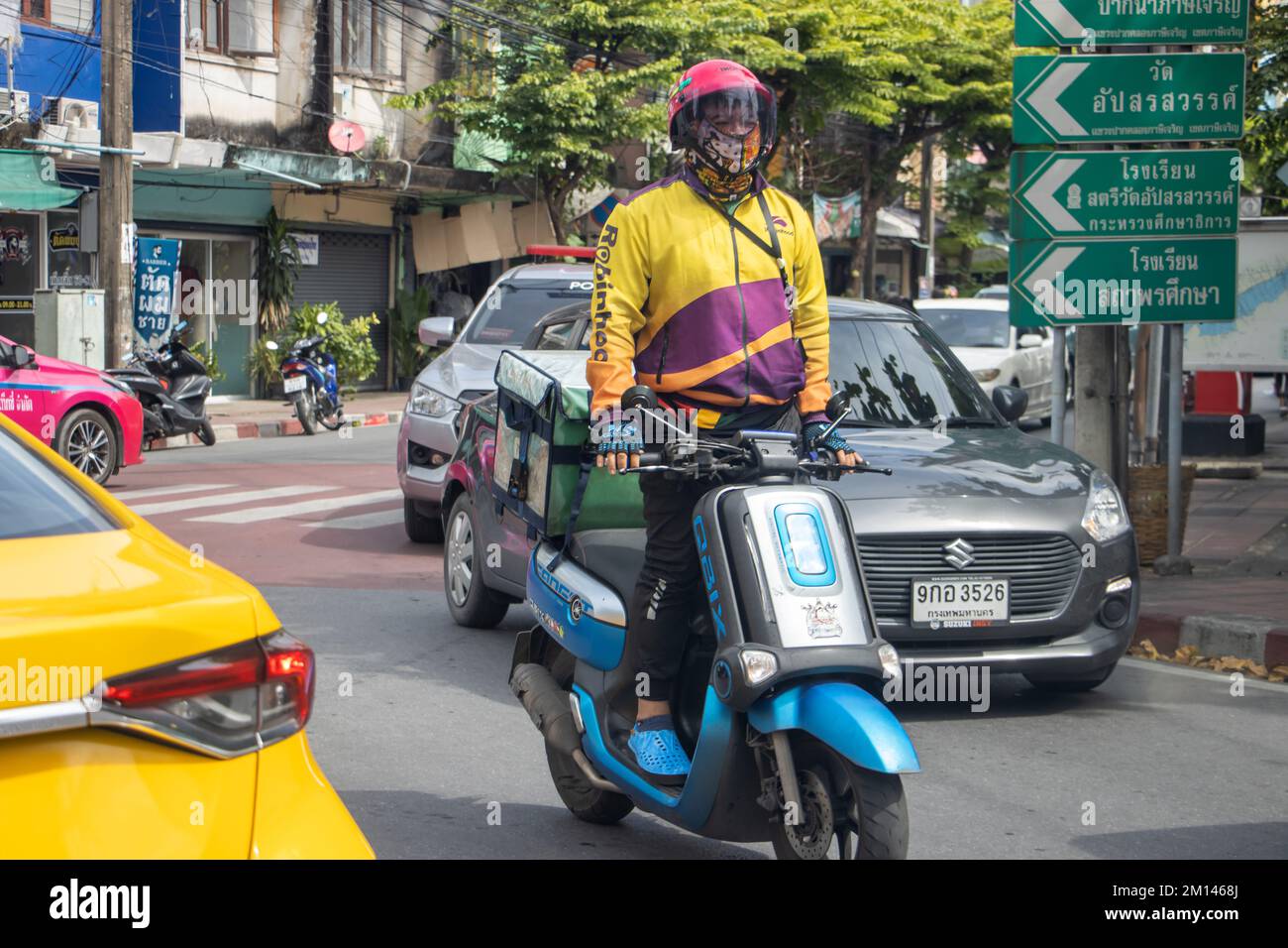 BANGKOK, THAILAND, 06 2022. DEZEMBER, Ein Mann auf einem Motorrad fährt durch einen Stau im Stadtzentrum, während er steht Stockfoto