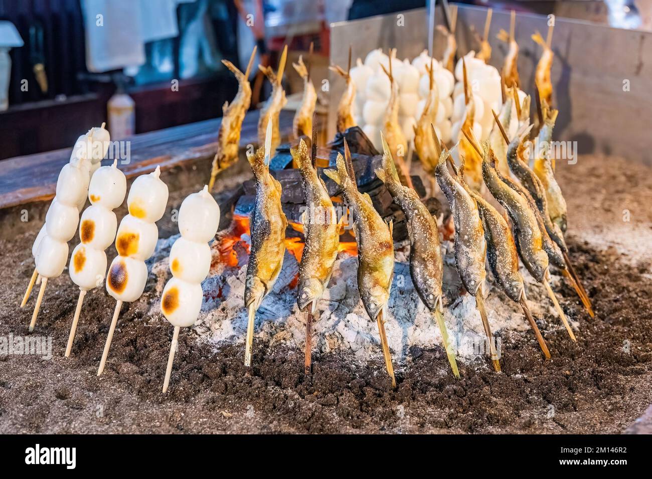 Klassisches japanisches Gericht mit gegrilltem Fisch, am offenen Feuer zubereitet Stockfoto