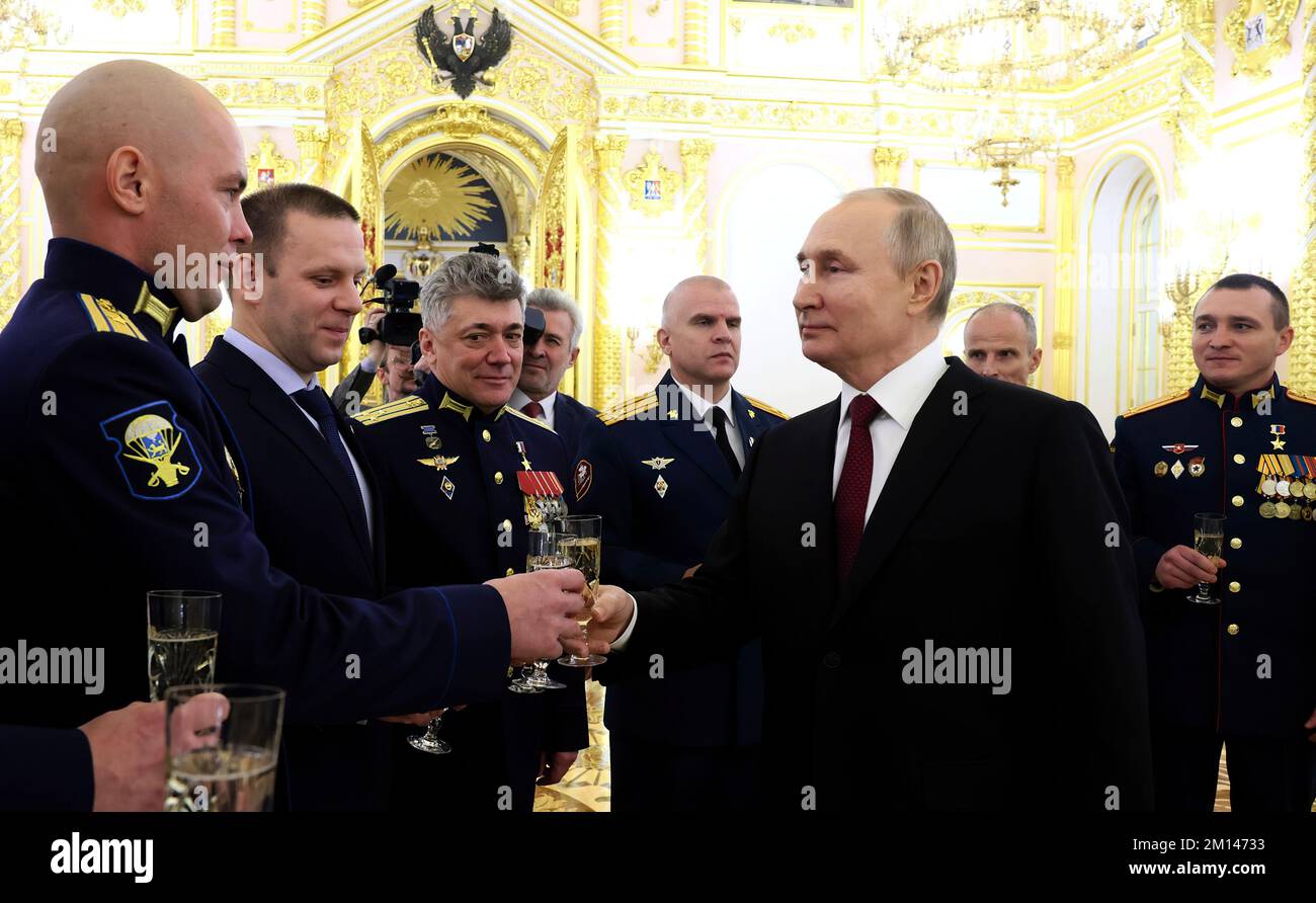 Russischer Präsident Wladimir Putin bei der Zeremonie zur Verleihung der Gold-Star-Medaillen an die Helden Russlands. Mit dem Testkosmonauten Sergei KUD-Sverchkov vom Ausbildungszentrum Yury Gagarin Kosmonaut. Foto: Büro des russischen Präsidenten Stockfoto