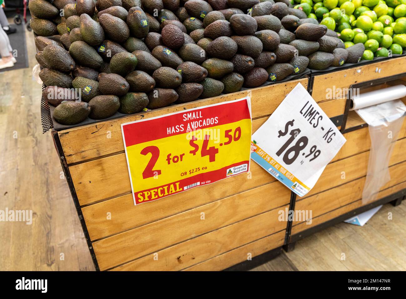Kleine hass-Avocados und frische grüne Limetten zum Verkauf in einem Supermarkt in Sydney, NSW, Australien. Obst wird ausgestellt Stockfoto