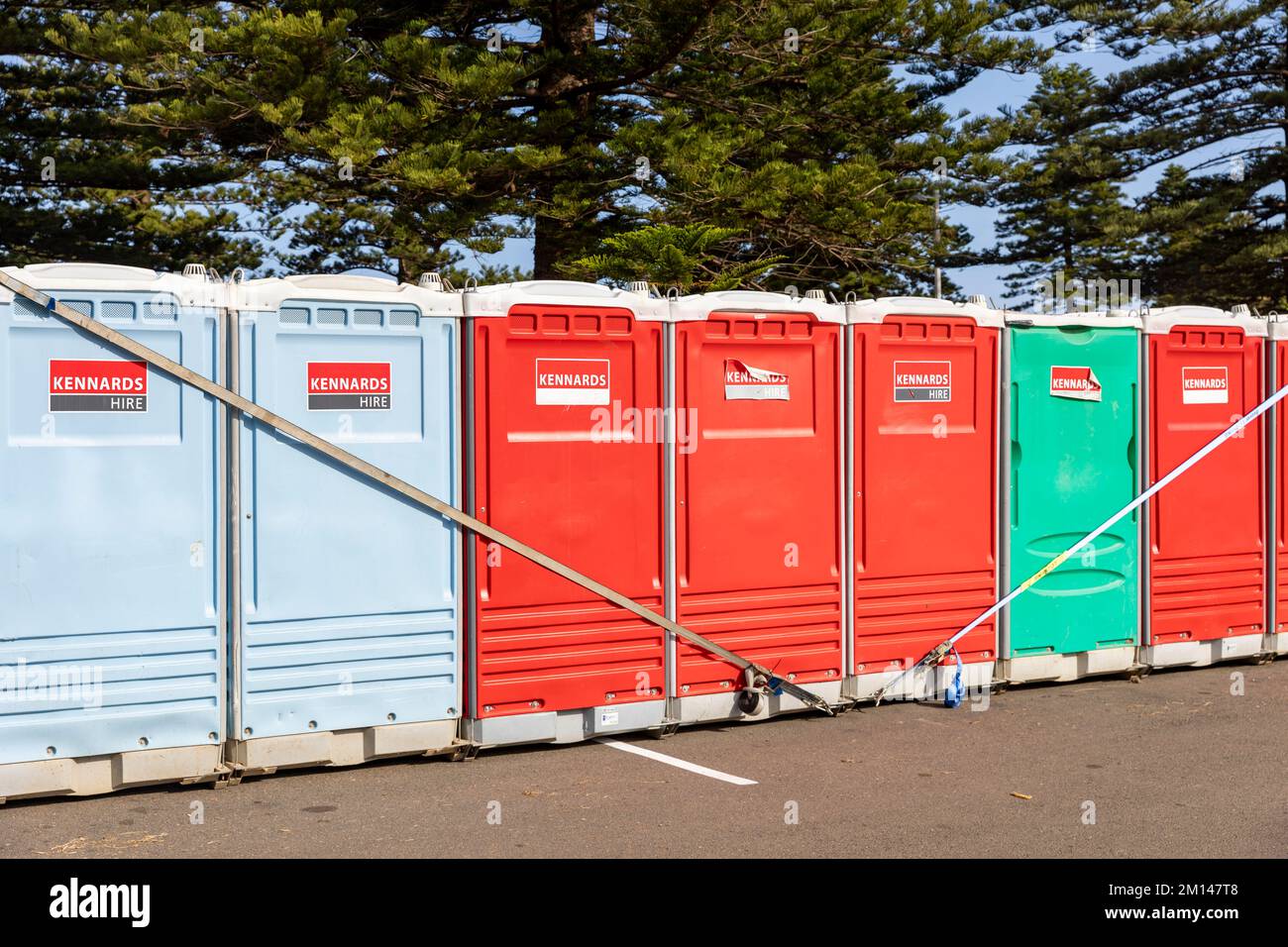Tragbare und vorübergehend gemietete Toiletten, die nach Avalon Beach in Sydney geliefert werden, um für eine Abendveranstaltung der Weihnachtslieder bereit zu sein, NSW, Australien Stockfoto