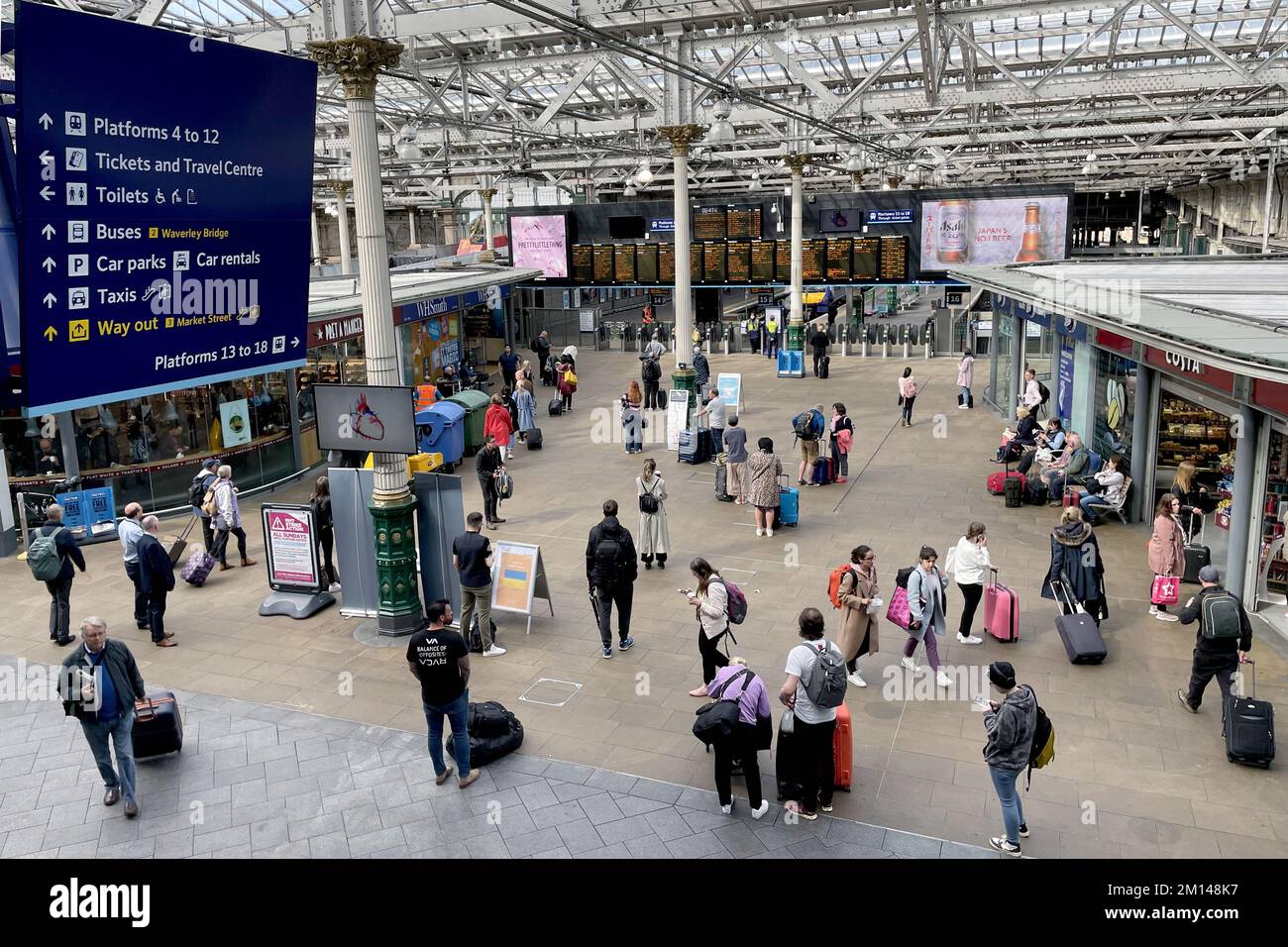 Dateifoto von Pendlern und Reisenden am Bahnhof Waverley in Edinburgh vom 23. Januar 05/22. Die schottische Regierung wird dringend aufgefordert, die Spitzenbühnen der Eisenbahn abzuschaffen und Menschen über 60 und unter 24 Jahren vor der Bekanntgabe des Haushalts die kostenlose Reisefreiheit anzubieten. Ausgabedatum: Samstag, 10. Dezember 2022. Stockfoto