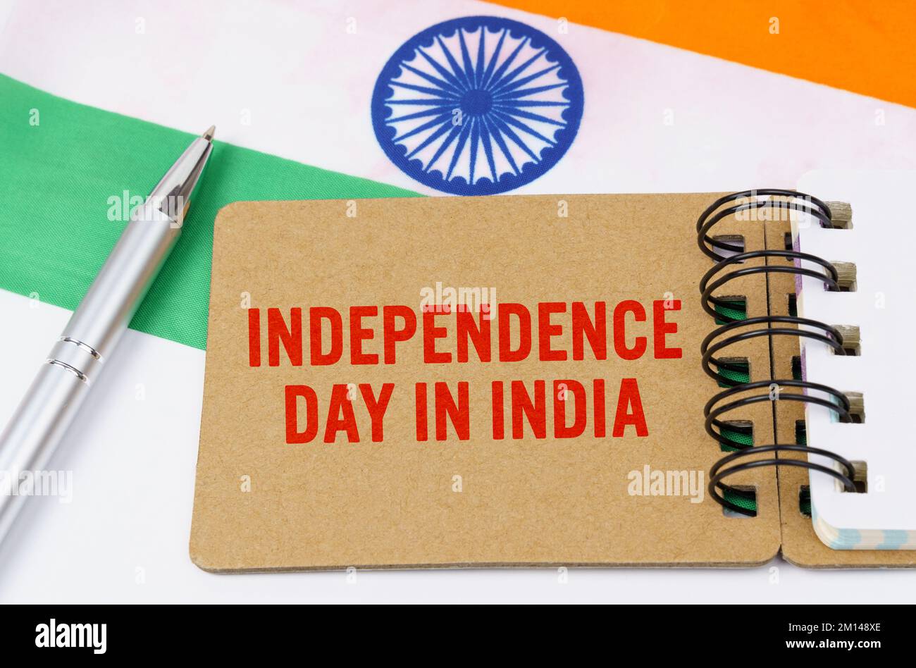 Urlaub in Indien. Vor dem Hintergrund der indischen Flagge liegt Pappe mit der Inschrift "Unabhängigkeitstag in Indien" Stockfoto