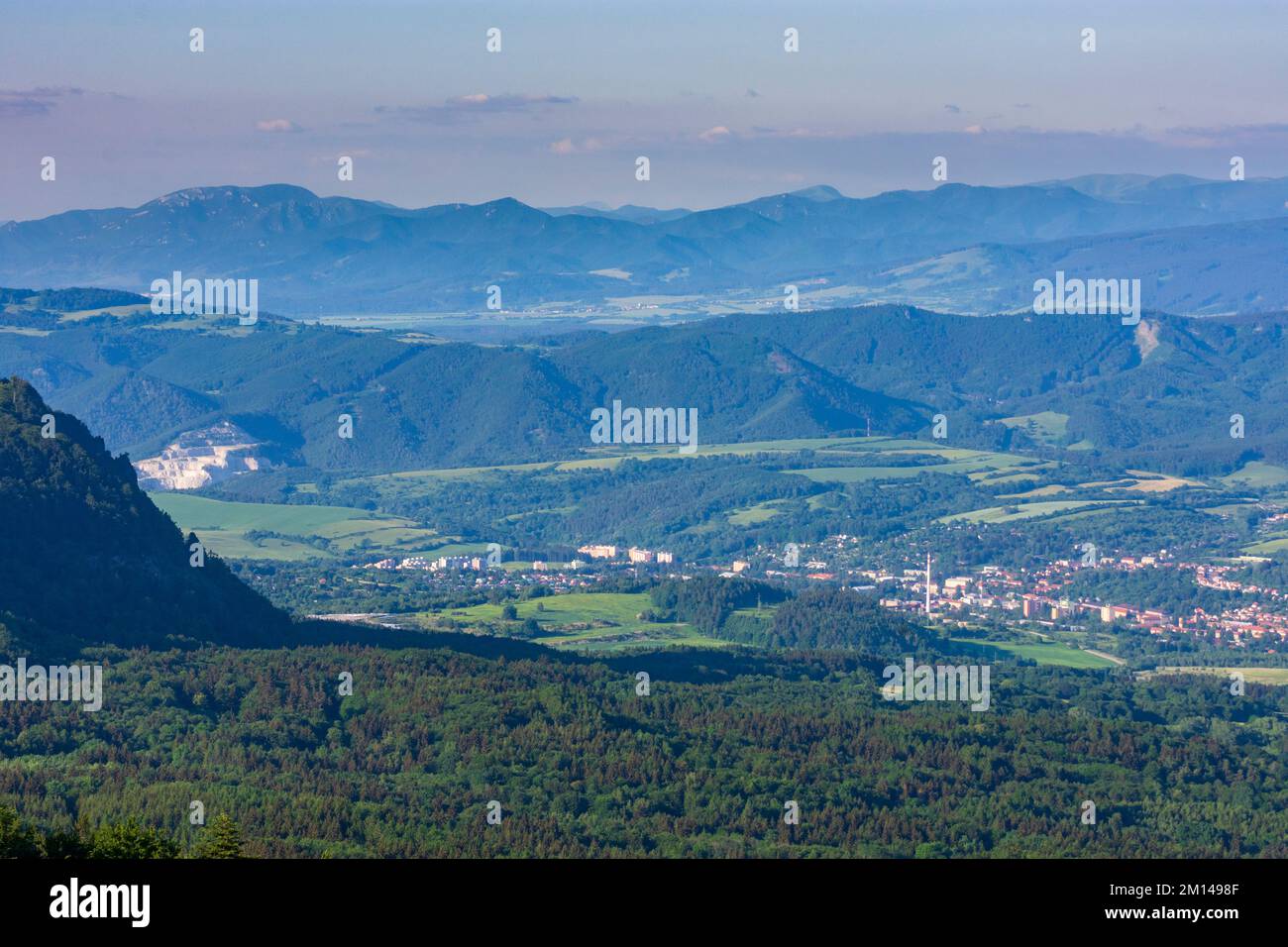 Handlova (Krickerhau): Handlova Valley (Hornonitrianska kotlina, Oberneutraer Kessel) in , Slowakei Stockfoto