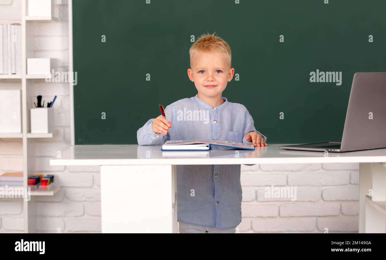 Schüler in der Nähe der Tafel während des Unterrichts in der Grundschule. Schüler lernen Unterricht am Schreibtisch beim Lernen. Stockfoto