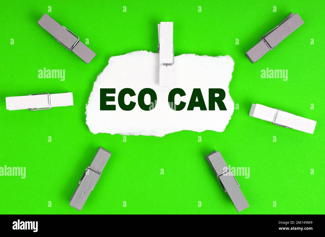 Ökologiekonzept. Wäscheklammern und ein Blatt Papier mit der Inschrift "Öko-Auto" Stockfoto