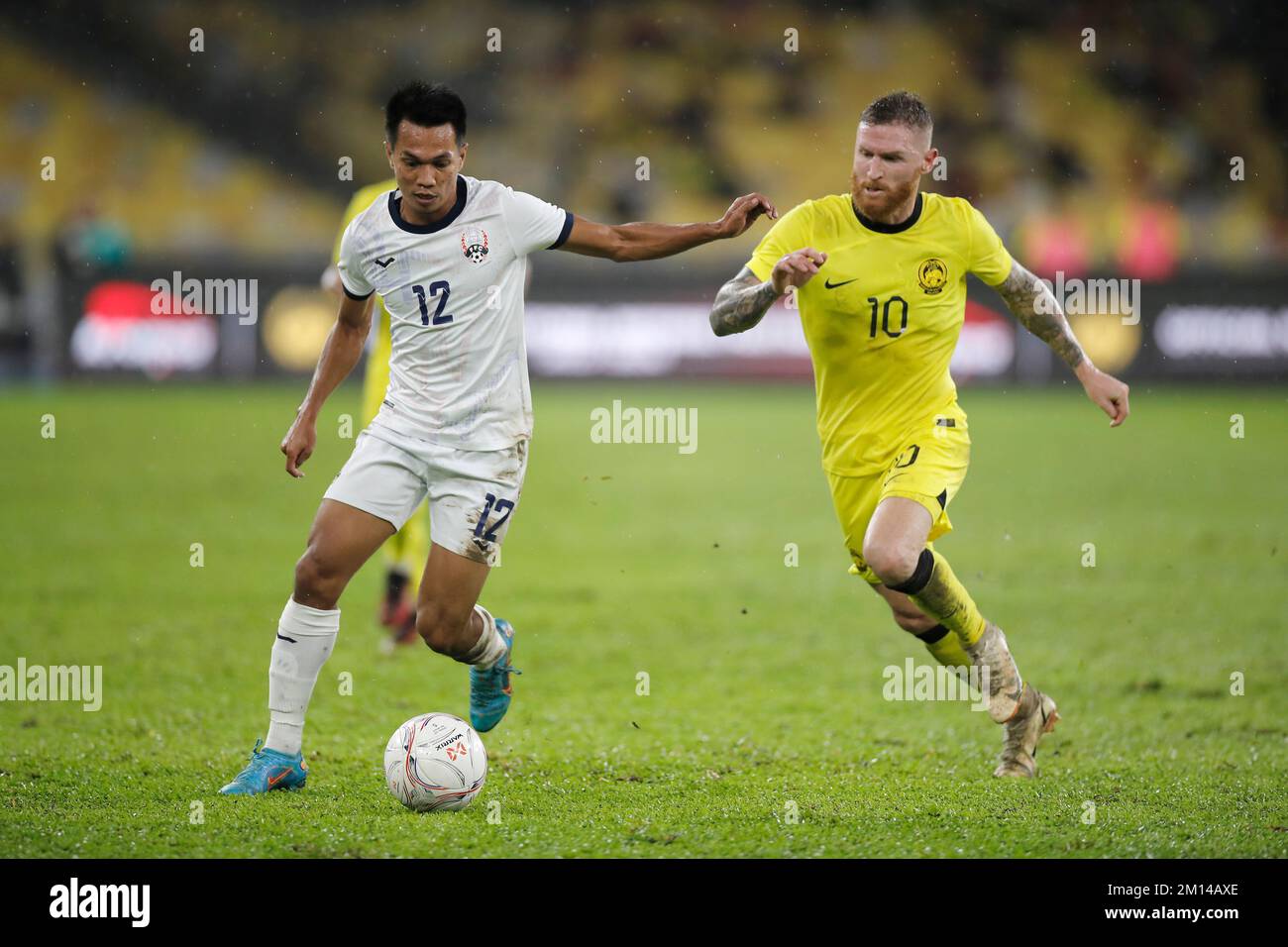 Kuala Lumpur, Malaysia. 09.. Dezember 2022. SOS Suhana aus Kambodscha (L) und Tuck Lee Andrew aus Malaysia in Aktion während des internationalen Spiels Stufe 1 zwischen Malaysia und Kambodscha im Nationalstadion Bukit Jalil. Endstand: Malaysia 4:0 Kambodscha (Foto: Wong Fok Loy/SOPA Images/Sipa USA) Gutschrift: SIPA USA/Alamy Live News Stockfoto