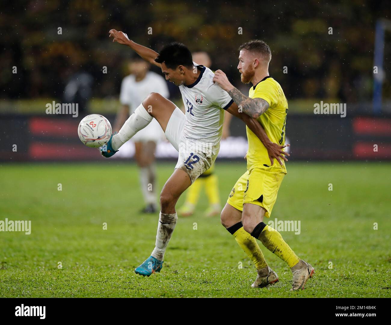 Kuala Lumpur, Malaysia. 09.. Dezember 2022. SOS Suhana aus Kambodscha (L) und Tuck Lee Andrew aus Malaysia in Aktion während des internationalen Spiels Stufe 1 zwischen Malaysia und Kambodscha im Nationalstadion Bukit Jalil. Endstand: Malaysia 4:0 Kambodscha (Foto: Wong Fok Loy/SOPA Images/Sipa USA) Gutschrift: SIPA USA/Alamy Live News Stockfoto