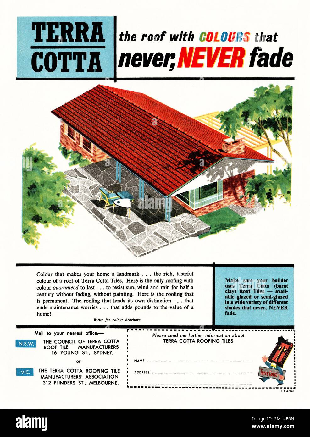 Ein 1960er-Werbespot für Terra Cotta Dachziegel – erschien 1963 in einer australischen Zeitschrift. Die Abbildung zeigt ein modernes Haus mit einem hellroten Dach. Im Werbespot wird angegeben, dass die Farbe der verbrannten Tonfliesen niemals verblasst. Der Werbespot zeigt eine Zeichentrickfigur mit dem Namen „Terry Cotta“ – klassische 19-60-Grafiken für redaktionelle Zwecke. Stockfoto