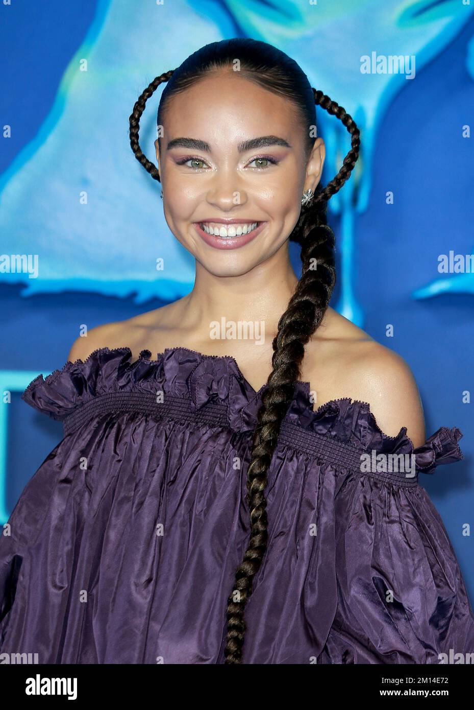 Bailey Bass besucht die Weltpremiere von „Avatar: The Way of Water“ am Odeon Luxe Leicester Square in London, England. Stockfoto