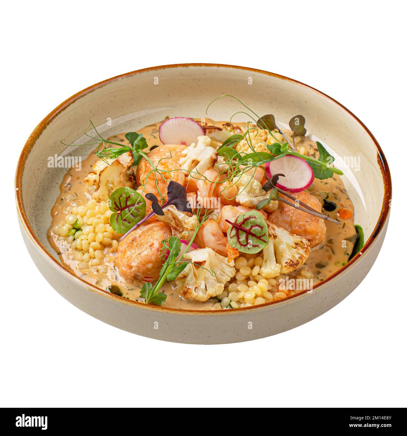 Portion Ptitim mit Meeresfrüchten und Kräutern Stockfoto
