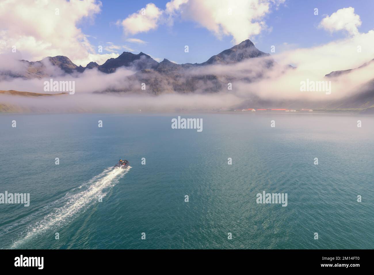 Ein Tourist Zodiac betritt die neblige Bucht der jetzt verlassenen Walfangstation in Grytviken - auf der Insel Süd-Georgia. Stockfoto