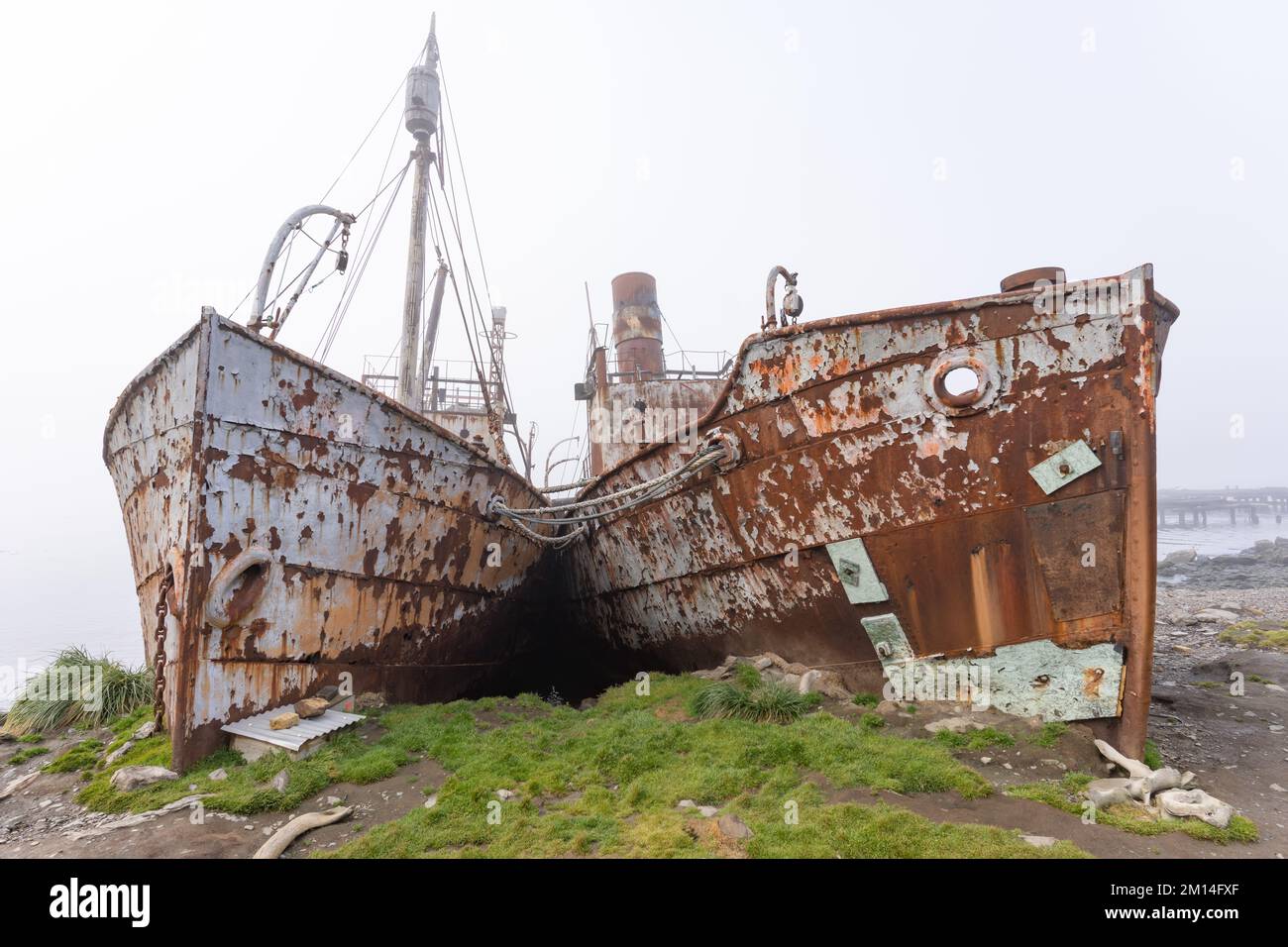 Alte, rostige Walfangschiffe und Verarbeitungsanlagen in einer inzwischen verlassenen Walfangstation in Grytviken auf der Insel Südgeorgien Stockfoto