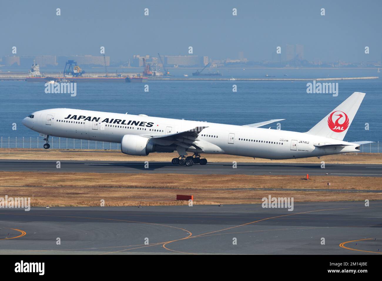 Tokio, Japan - 12. Januar 2020: Passagierflugzeug Japan Airlines (JAL) Boeing B777-300ER (JA741J). Stockfoto