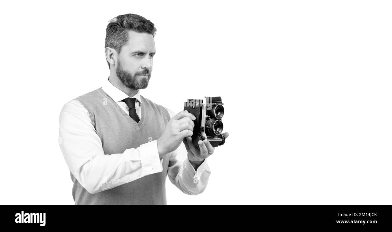 Guy präsentiert Produkt der Retro-Kamera isoliert auf weißem Hintergrund, kopieren Raum, fotografieren Stockfoto