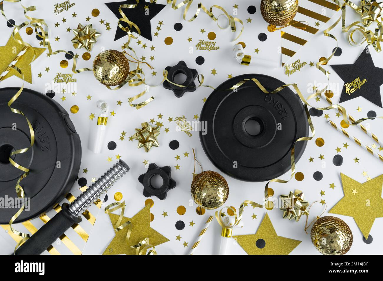 Gym-Kurzhanteln-Gewichtsteller, goldene Dekorationen, Konfetti, Partystreuer für Silvesterfeier. Fitness Resolution, Happy New Year Flat Lay. Stockfoto