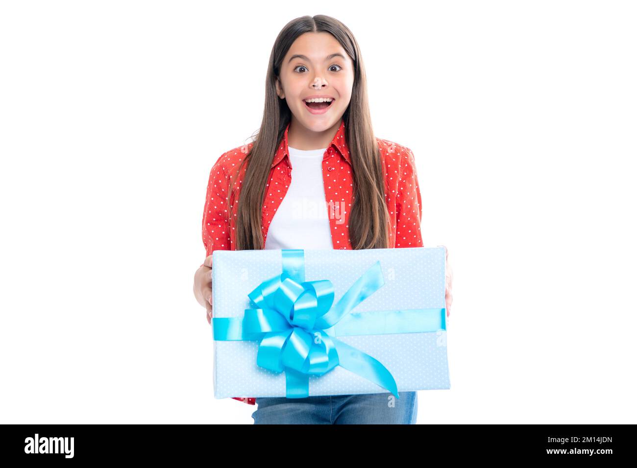 Kind Teenager Mädchen 12-14 Jahre alt mit Geschenk auf isoliertem weißem Hintergrund. Geburtstag, Feiertagskonzept. Teenager halten Geschenkbox. Porträt der Emotionen Stockfoto