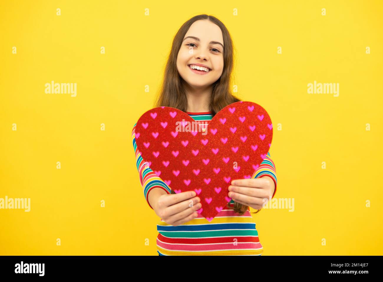 Schönes Kind Teenager-Mädchen mit Form Herz Liebe Urlaub und valentine Symbol. Valentinstag oder Geburtstag. Geschenk Herz präsent. Stockfoto