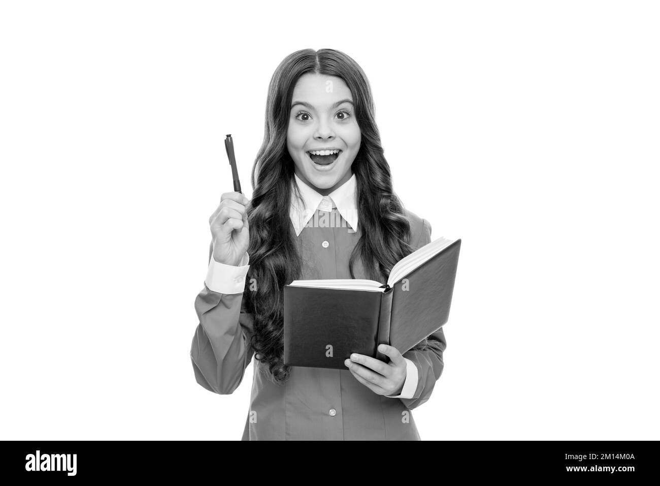 Inspiriertes Kinderbuch halten Schulbuch halten Stift angehoben isoliert auf weiß, Inspiration Stockfoto