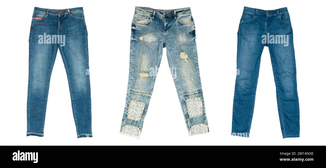 Blaue Jeans isoliert auf weißem Hintergrund. Nahaufnahme einer stylischen Jeans aus blauem Denim. Draufsicht Stockfoto