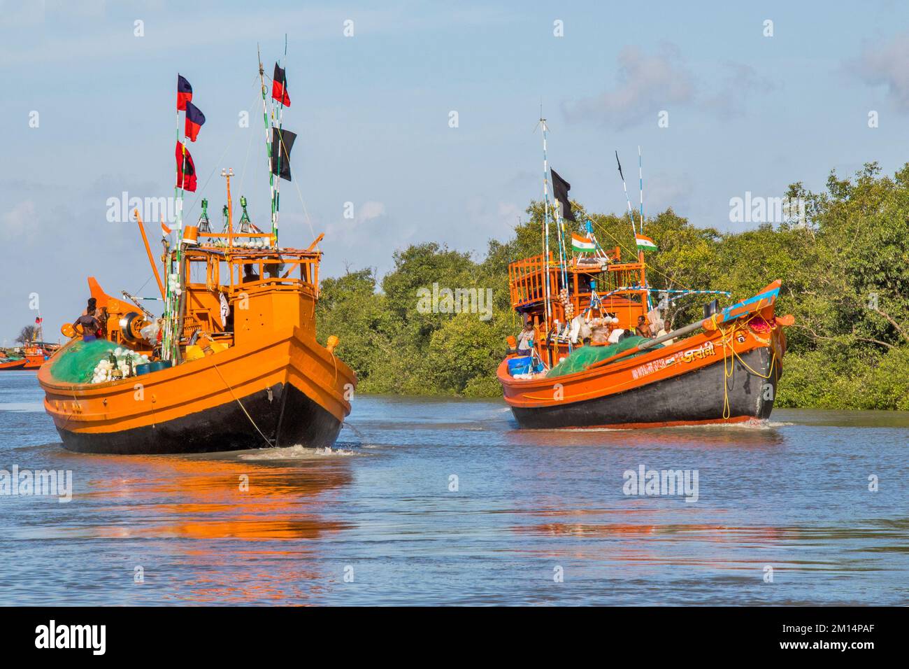 FARBENFROHE FISCHERBOOTE IN DER NÄHE DES HAFENGEBIETS IM LÄNDLICHEN WESTBENGALEN INDIEN Stockfoto