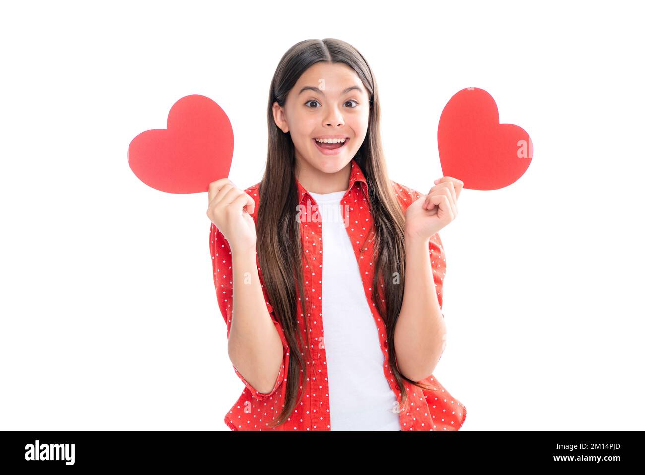 Fröhliches, liebenswertes, romantisches Teenager-Mädchen mit rotem Herz Symbol der Liebe für den Valentinstag isoliert auf weißem Hintergrund. Porträt von emotionaler Erstaunen erregt Stockfoto