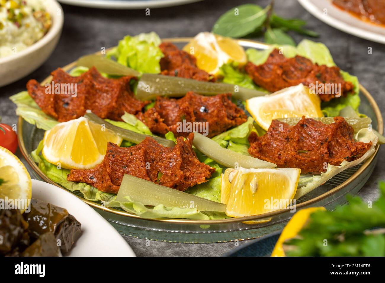 Traditioneller türkischer und griechischer Vorspeisentisch. Mediterranes Vorspeisenkonzept. Rohe Fleischbällchen, gerösteter Auberginen-Salat, gefüllte Oliven, gefüllt Stockfoto