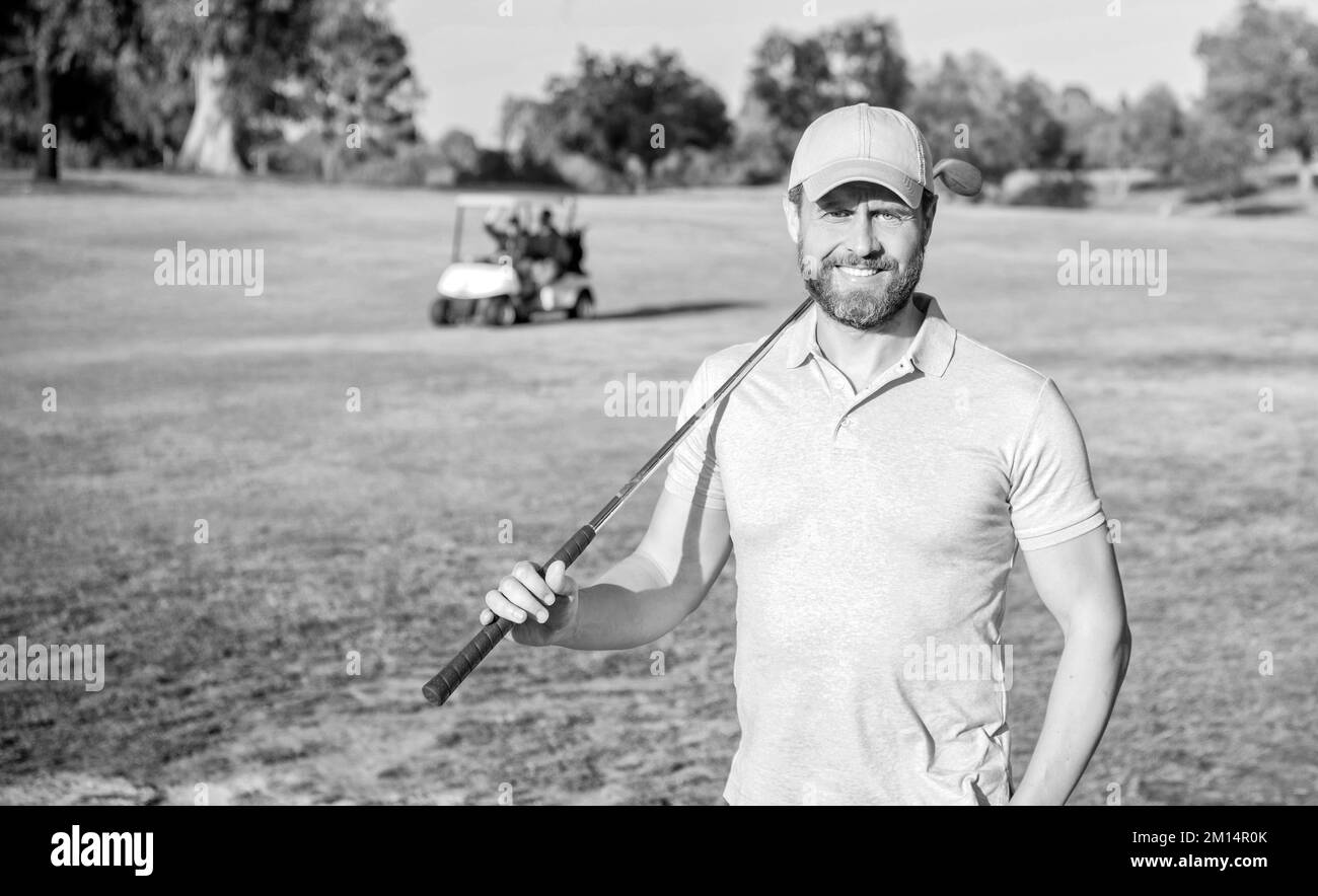 Fröhlicher Mann Porträt spielen Golf-Spiel auf grünem Gras, Golf Stockfoto