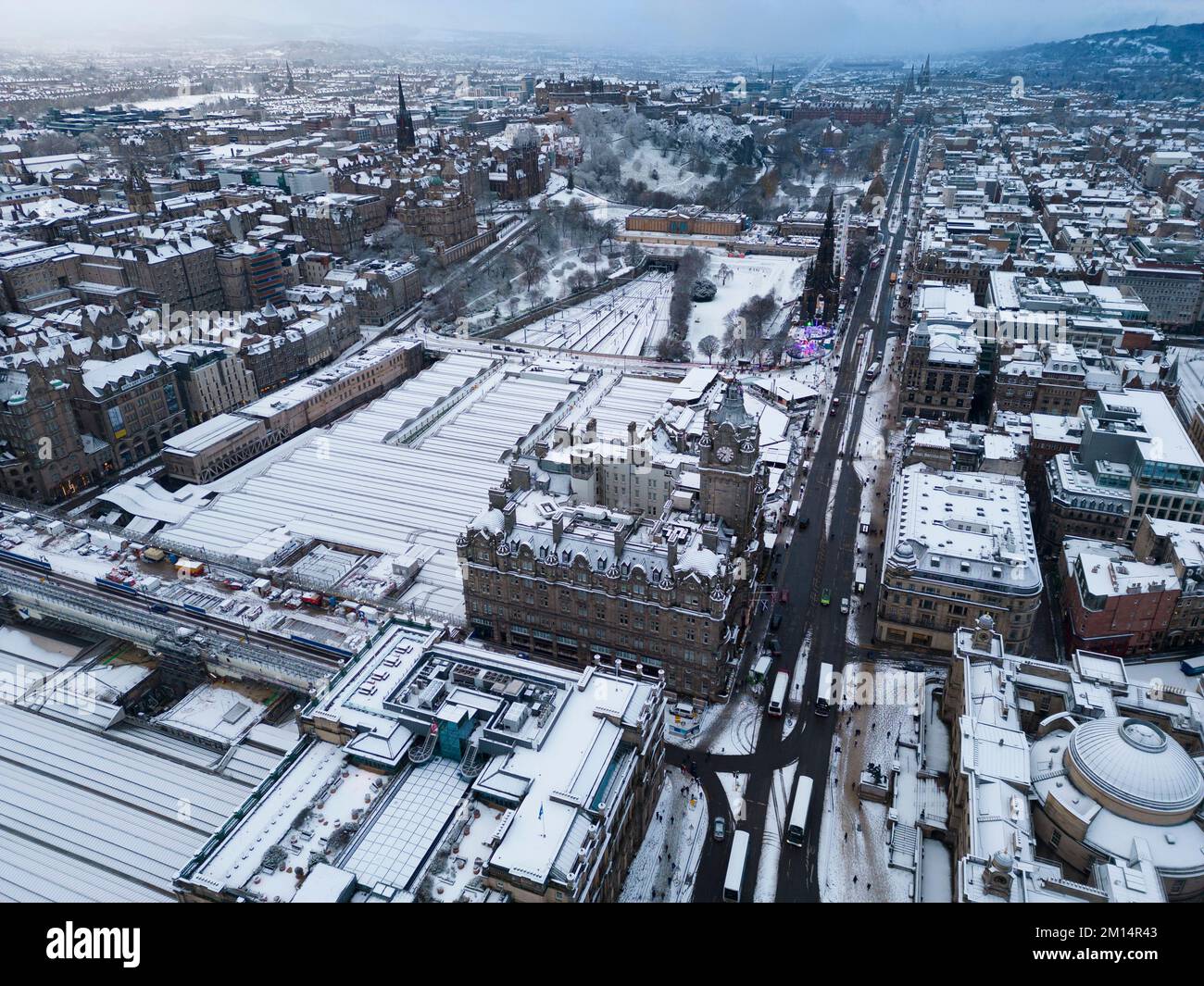 Edinburgh, Schottland, Großbritannien. 10.. Dezember 2022 Blick auf Edinburgh im Schnee. Heute Morgen fiel in Edinburgh heftiger Schnee , da die arktischen Wetterbedingungen aus dem Norden weiterhin große Teile des Vereinigten Königreichs betreffen . Iain Masterton/Alamy Live News Stockfoto