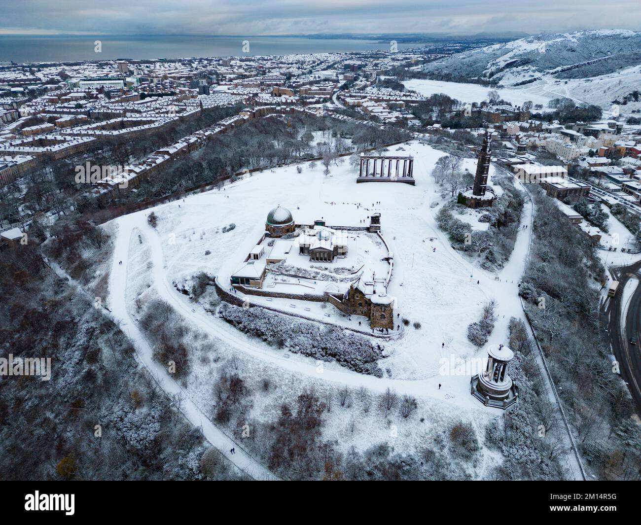 Edinburgh, Schottland, Großbritannien. 10.. Dezember 2022 Blick auf Calton Hill im Schnee. Heute Morgen fiel in Edinburgh heftiger Schnee , da die arktischen Wetterbedingungen aus dem Norden weiterhin große Teile des Vereinigten Königreichs betreffen . Iain Masterton/Alamy Live News Stockfoto
