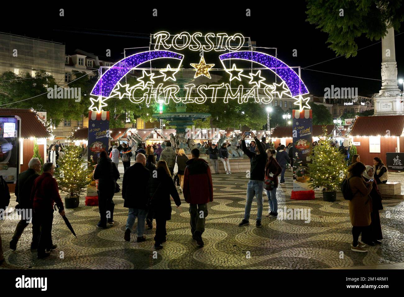 Lissabon, Portugal. 9.. Dezember 2022. Besucher besuchen einen Weihnachtsmarkt in der Innenstadt von Lissabon, Portugal, am 9. Dezember 2022. Kredit: Pedro Fiuza/Xinhua/Alamy Live News Stockfoto