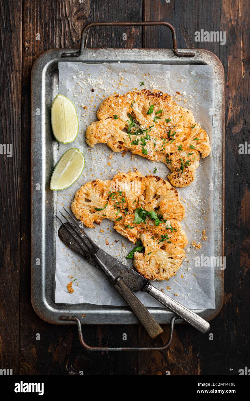 Gebackene Blumenkohlsteaks mit Sauce, Blick von oben Stockfoto