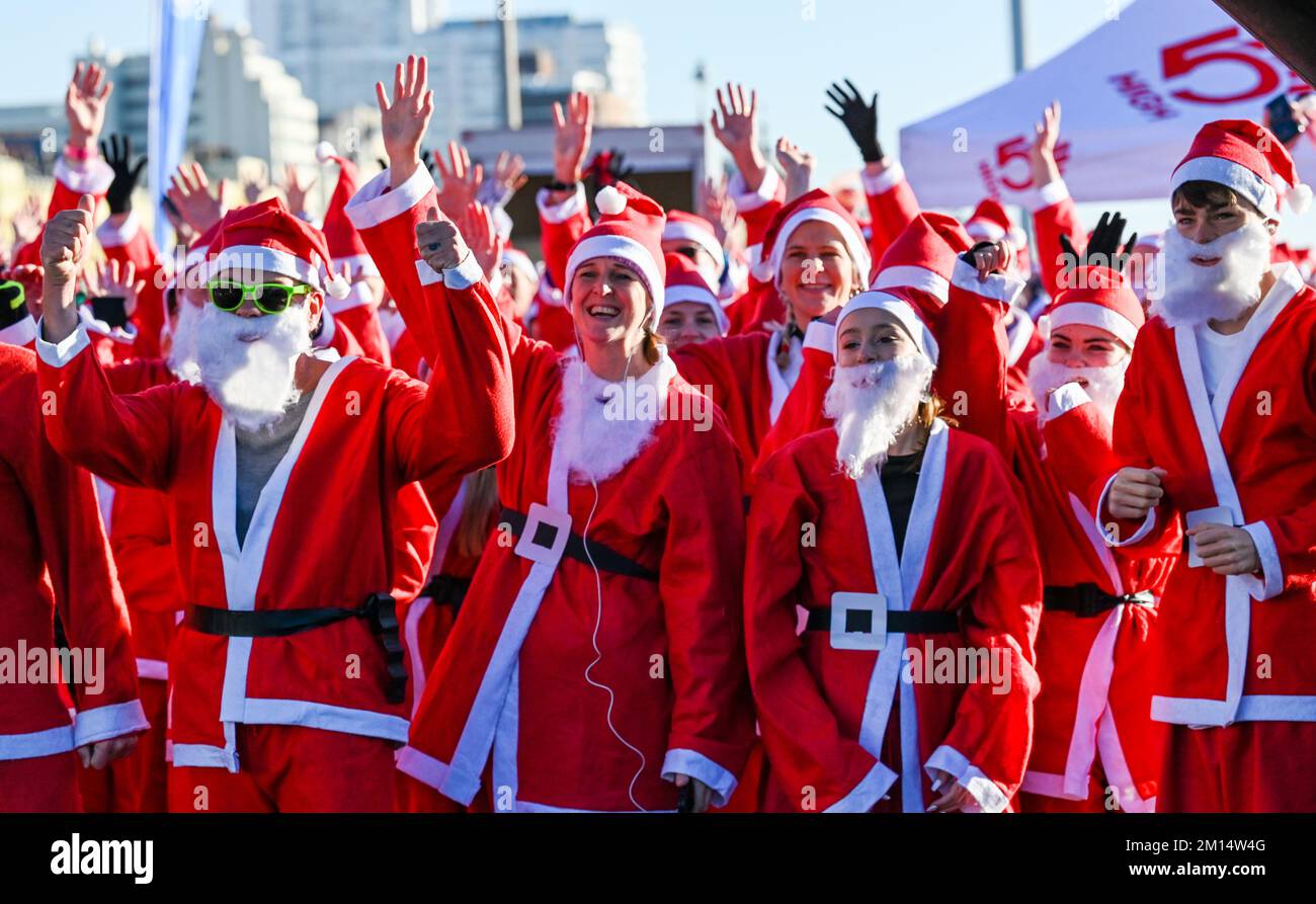 Brighton UK 10.. Dezember 2022 - Hunderte von Läufern nehmen dieses Jahr an einem wunderschönen sonnigen, aber kalten Tag an der Küste von Hove Teil, um Geld für die Rockinghorse Children's Charity zu sammeln: Credit Simon Dack / Alamy Live News Stockfoto