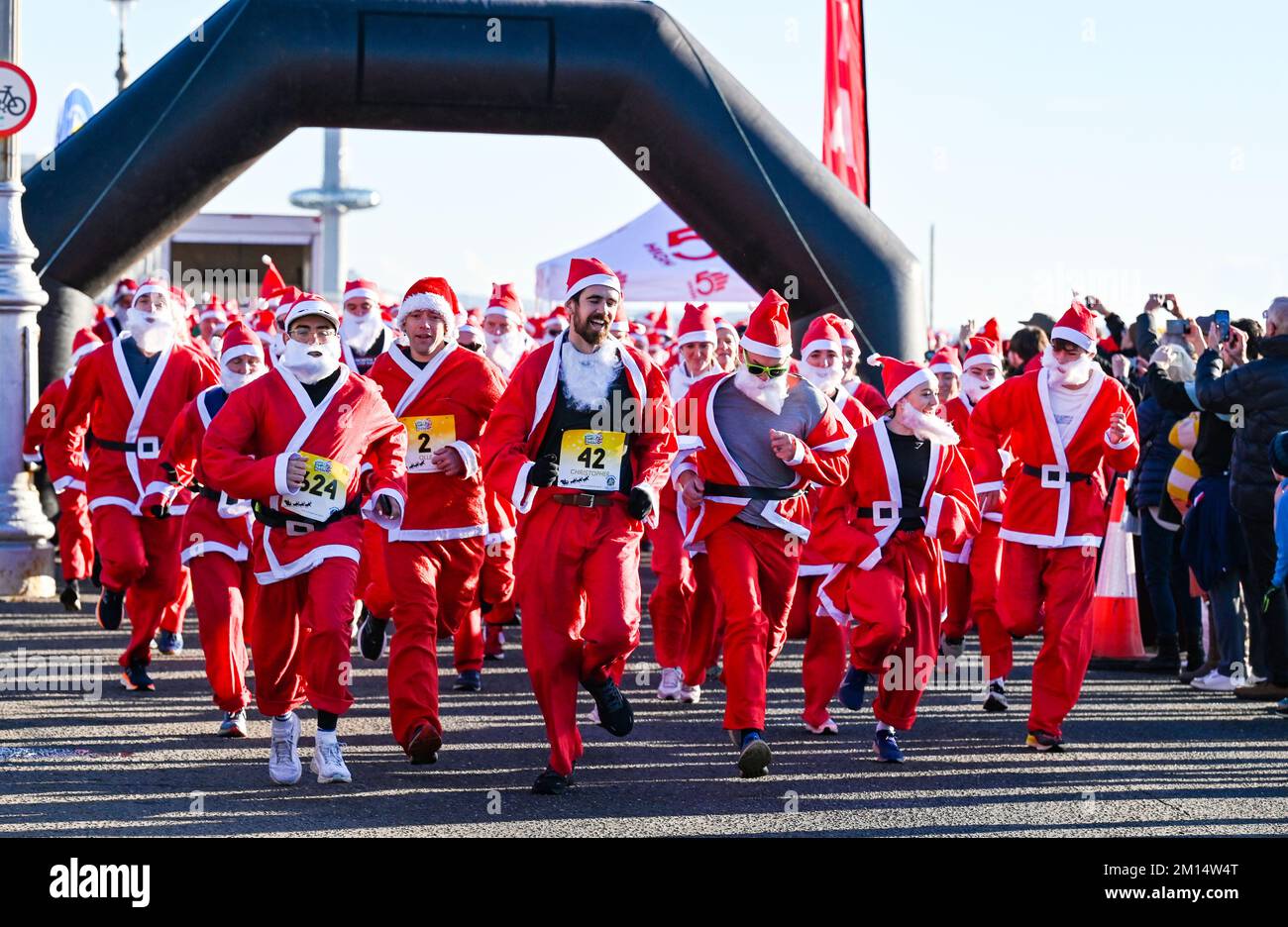 Brighton UK 10.. Dezember 2022 - Hunderte von Läufern nehmen dieses Jahr an einem wunderschönen sonnigen, aber kalten Tag an der Küste von Hove Teil, um Geld für die Rockinghorse Children's Charity zu sammeln: Credit Simon Dack / Alamy Live News Stockfoto