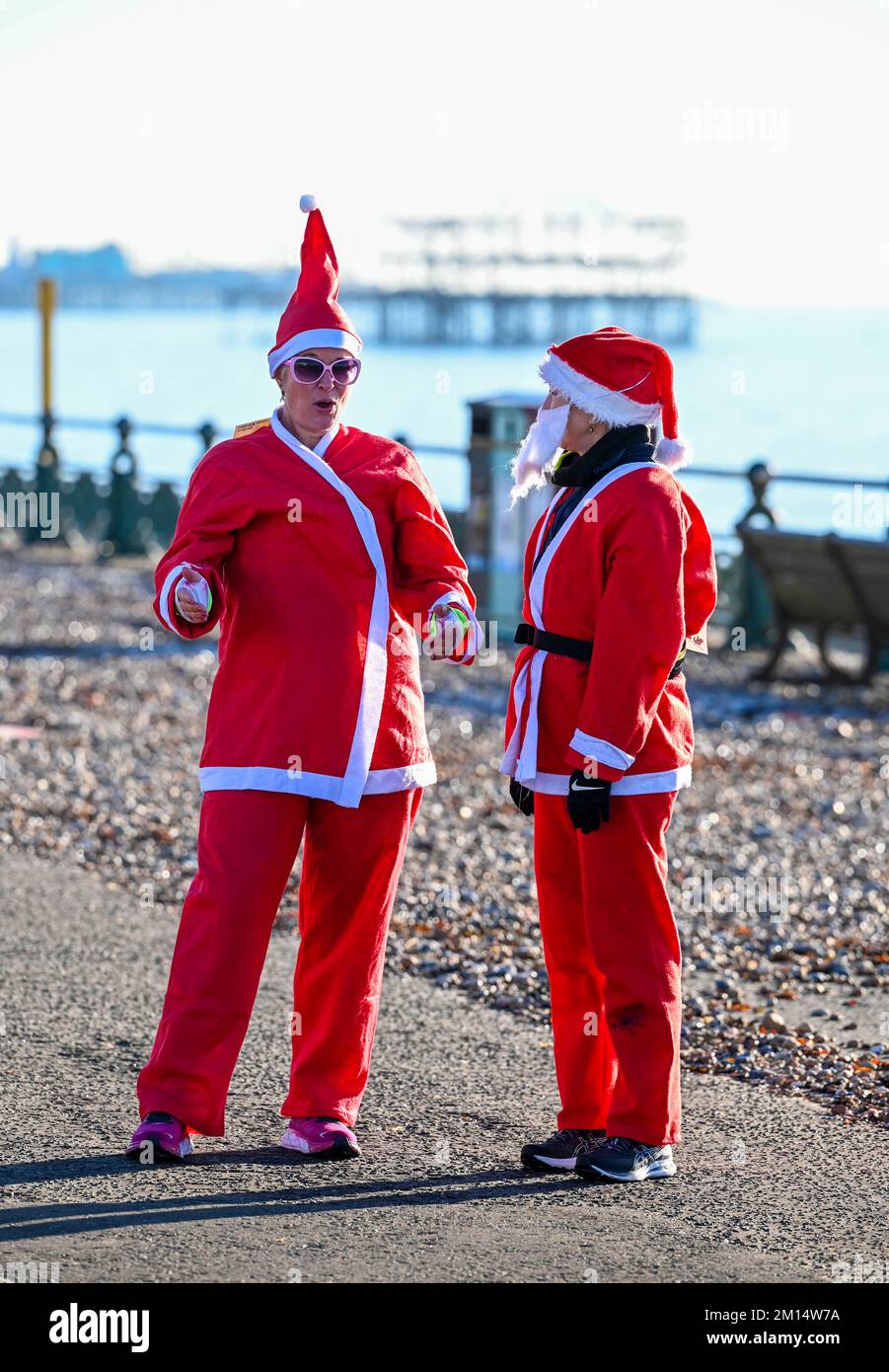 Brighton UK 10.. Dezember 2022 - Hunderte von Läufern nehmen dieses Jahr an einem wunderschönen sonnigen, aber kalten Tag an der Küste von Hove Teil, um Geld für die Rockinghorse Children's Charity zu sammeln: Credit Simon Dack / Alamy Live News Stockfoto