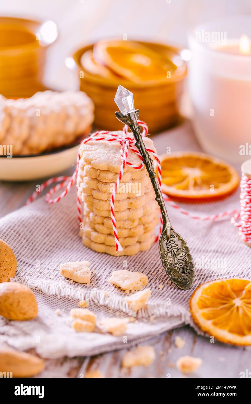 Orangen- und Mandelkekse zu Weihnachten Stockfoto
