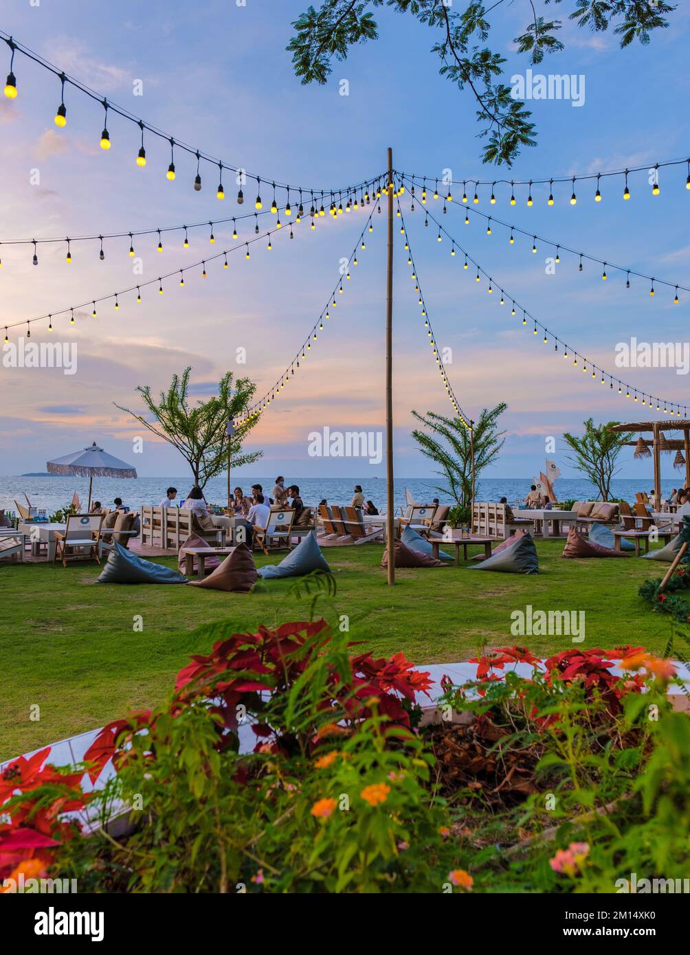 Pattaya Thailand 2022. Dezember, Blick im Café-Restaurant auf die Oxygen Strandoase bei Sonnenuntergang in Pattaya Thailand. Stockfoto