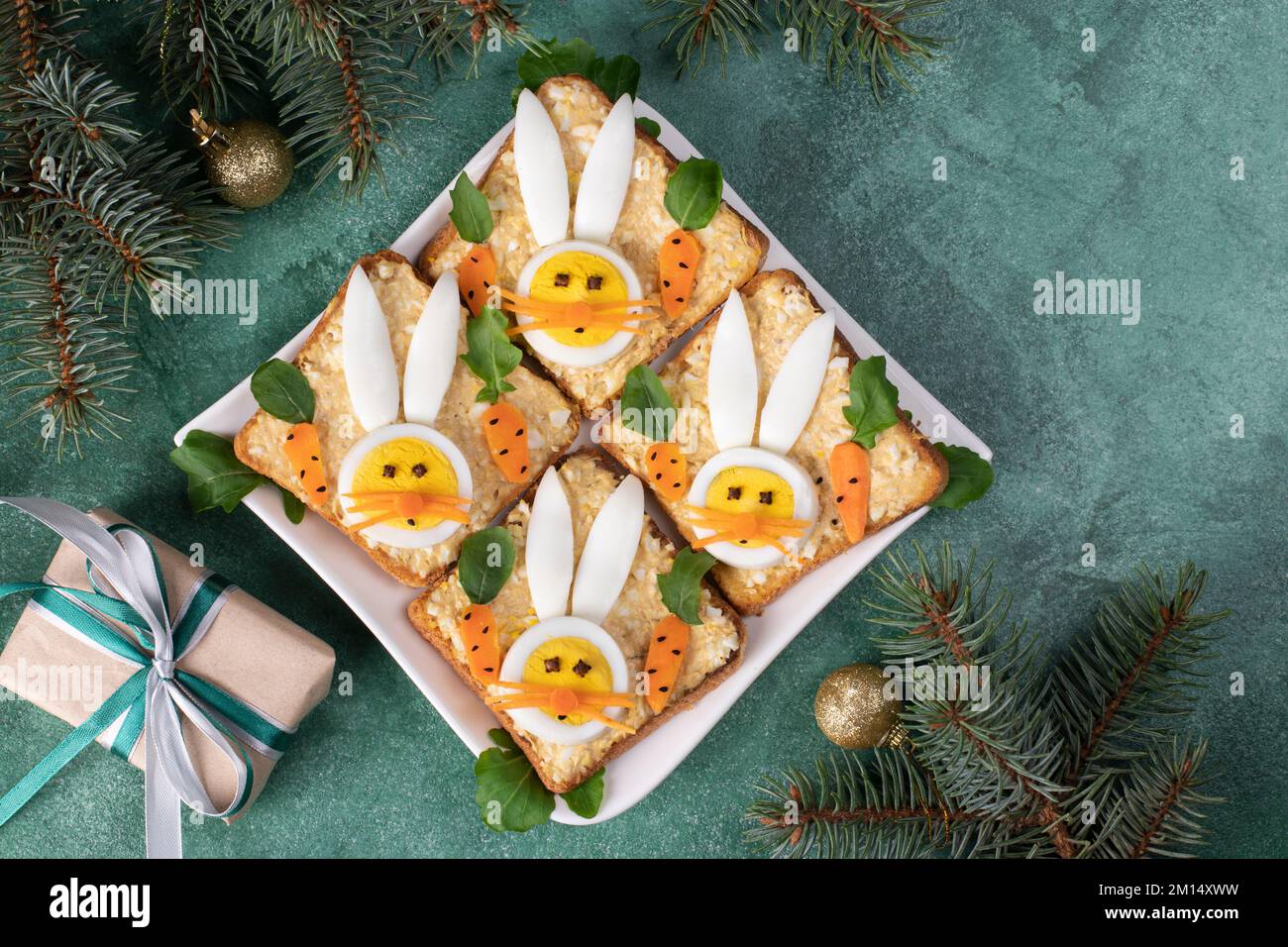 Sandwiches zum Neujahrsfest 2023 mit Thunfischkonserven, Eiern und ...