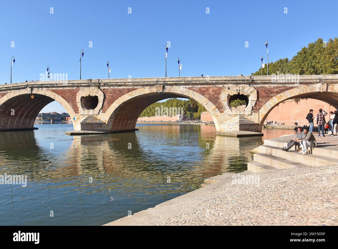 Die Pont Neuf mit sieben Bögen über den Fluss Garonne, Toulouse, Frankreich, wurde 1542-1632 erbaut; Mauerwerk mit Ziegeltafeln, ein Meisterwerk der Renaissance Stockfoto