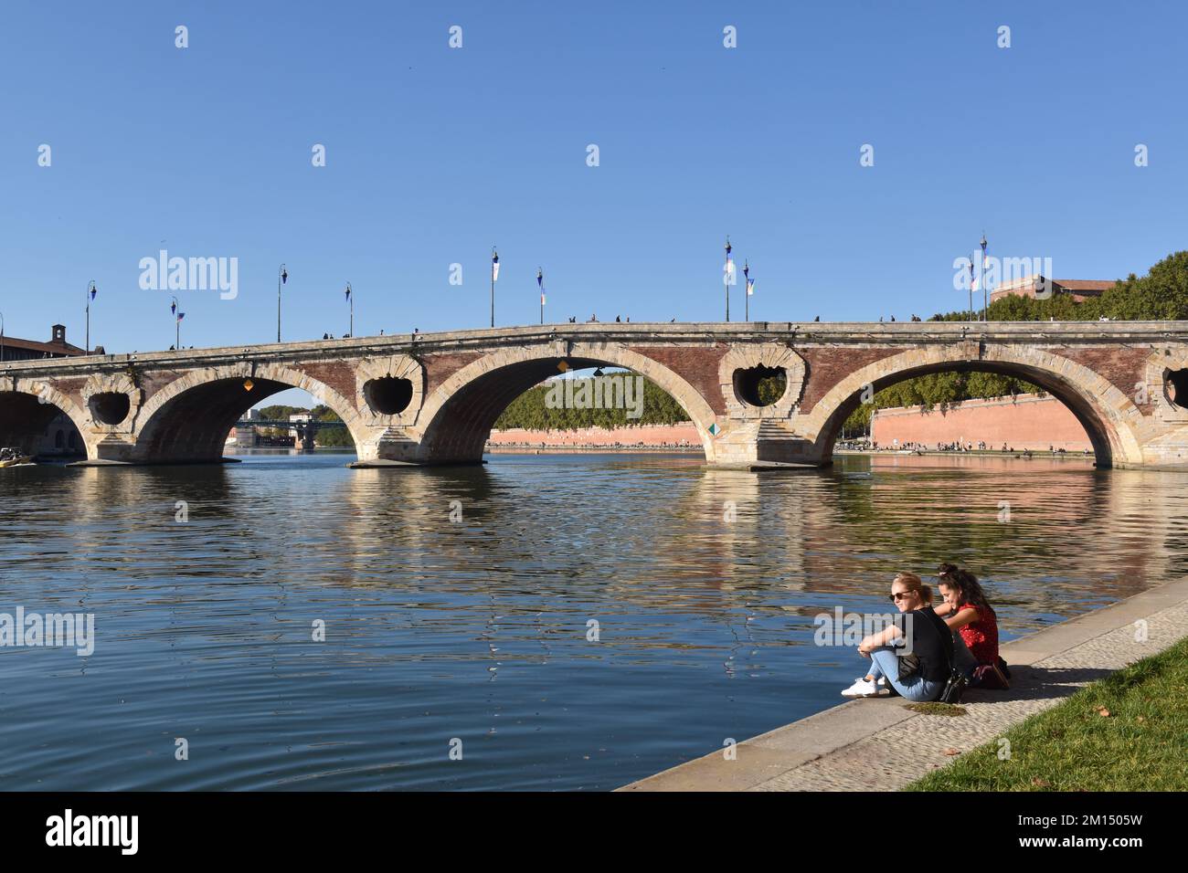 Die Pont Neuf mit sieben Bögen über den Fluss Garonne, Toulouse, Frankreich, wurde 1542-1632 erbaut; Mauerwerk mit Ziegeltafeln, ein Meisterwerk der Renaissance Stockfoto