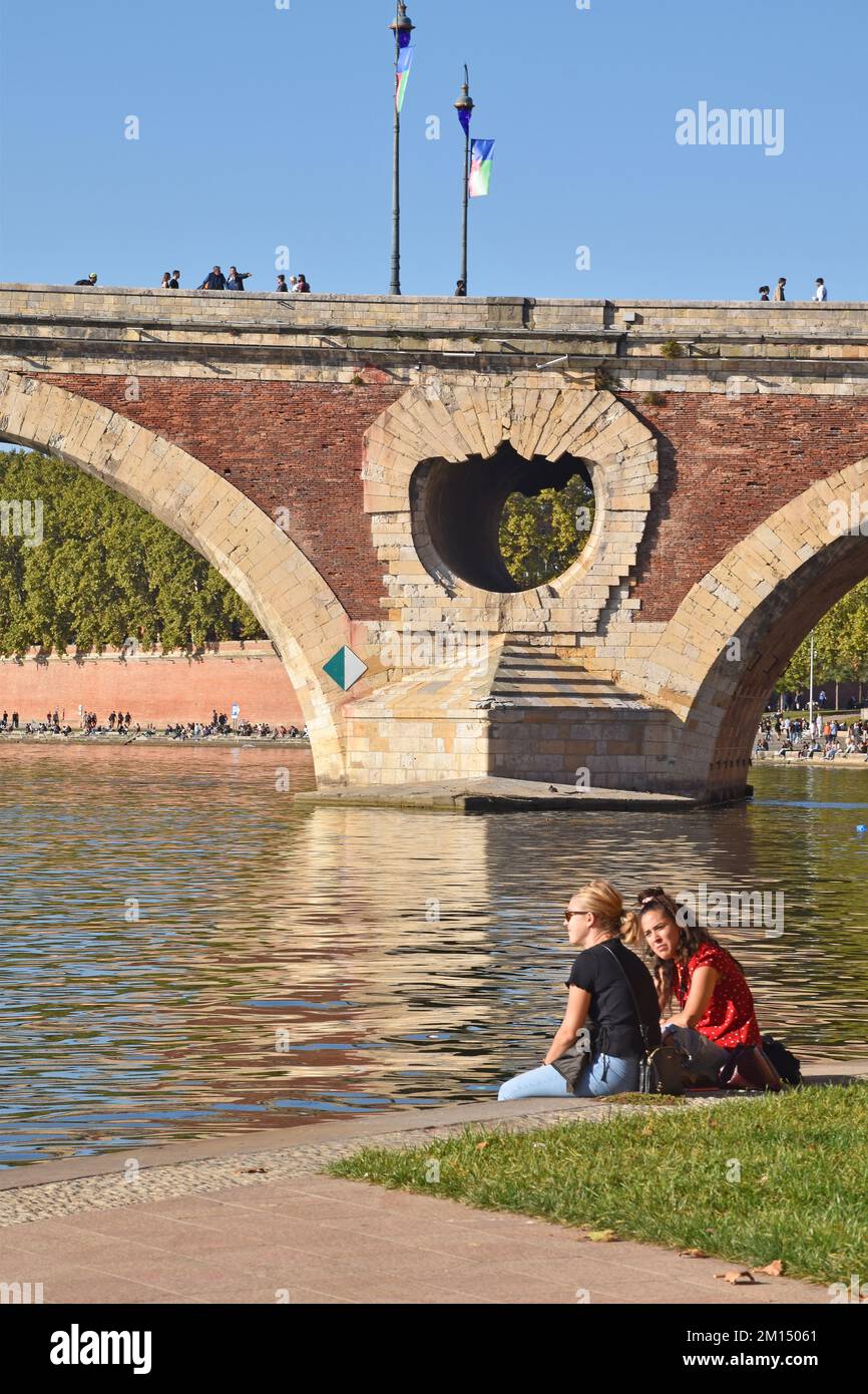 Die Pont Neuf mit sieben Bögen über den Fluss Garonne, Toulouse, Frankreich, wurde 1542-1632 erbaut; Mauerwerk mit Ziegeltafeln, ein Meisterwerk der Renaissance Stockfoto