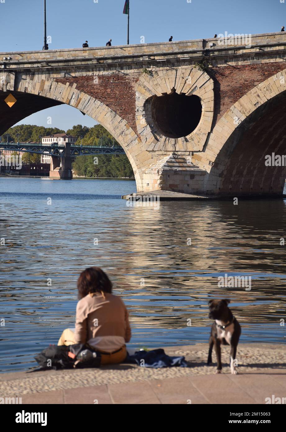 Die Pont Neuf mit sieben Bögen über den Fluss Garonne, Toulouse, Frankreich, wurde 1542-1632 erbaut; Mauerwerk mit Ziegeltafeln, ein Meisterwerk der Renaissance Stockfoto