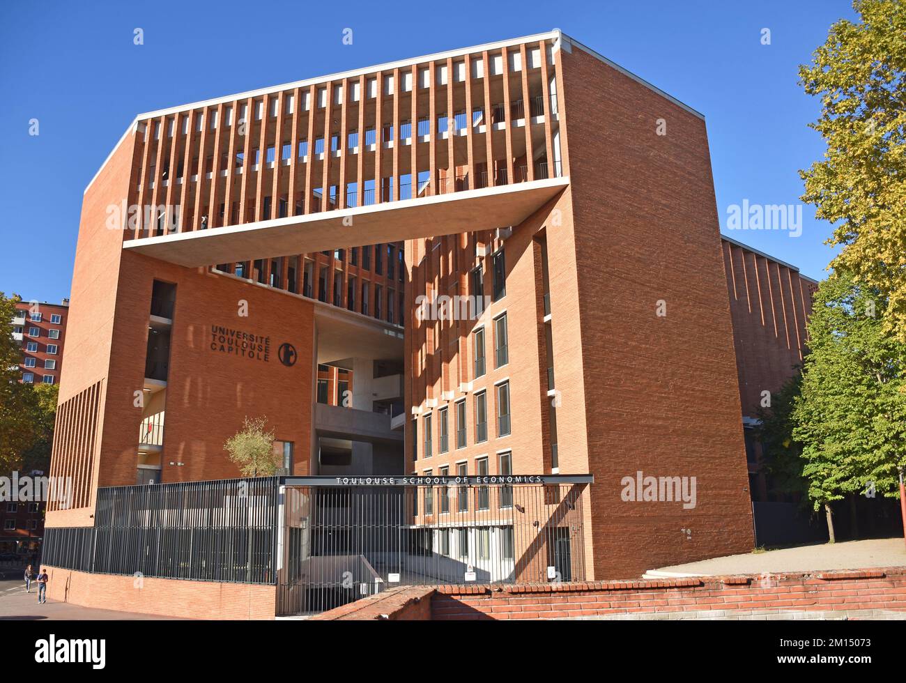 Toulouse School of Economics, TSE, neues Gebäude, Beton und roter Ziegel, für la ville Rouge, mit dramatischem Innenhof, Wolkenkrater und mittelalterlicher Stadtmauer Stockfoto