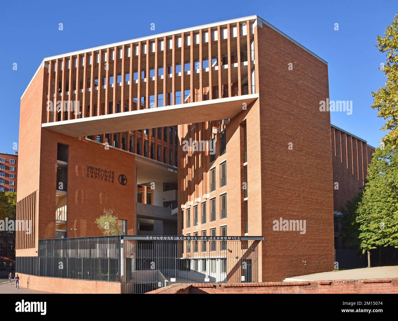 Toulouse School of Economics, TSE, neues Gebäude, Beton und roter Ziegel, für la ville Rouge, mit dramatischem Innenhof, Wolkenkrater und mittelalterlicher Stadtmauer Stockfoto