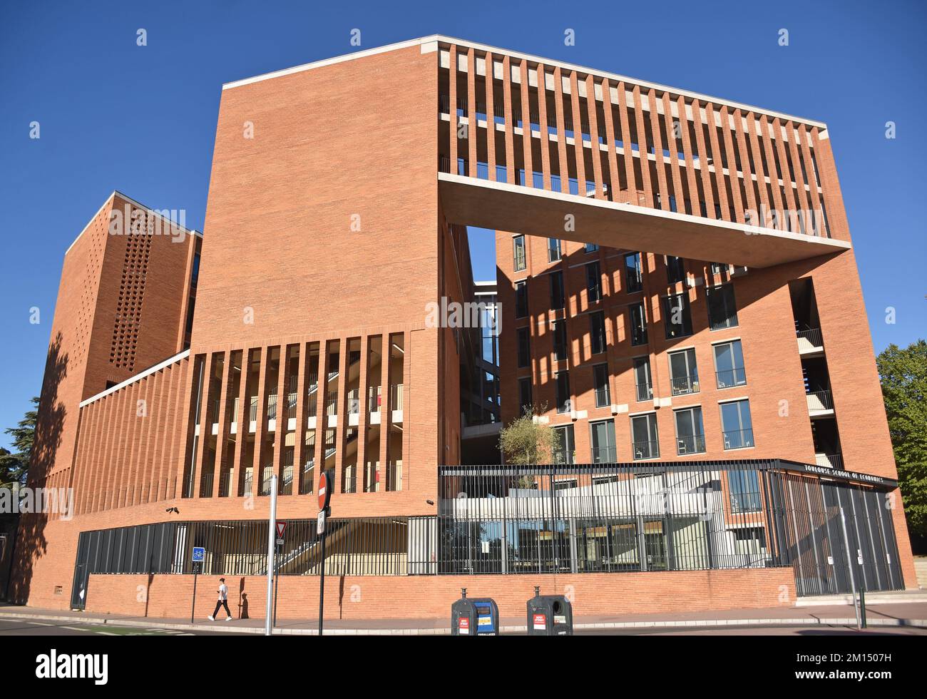 Toulouse School of Economics, TSE, neues Gebäude, Beton und roter Ziegel, für la ville Rouge, mit dramatischem Innenhof, Wolkenkrater und mittelalterlicher Stadtmauer Stockfoto